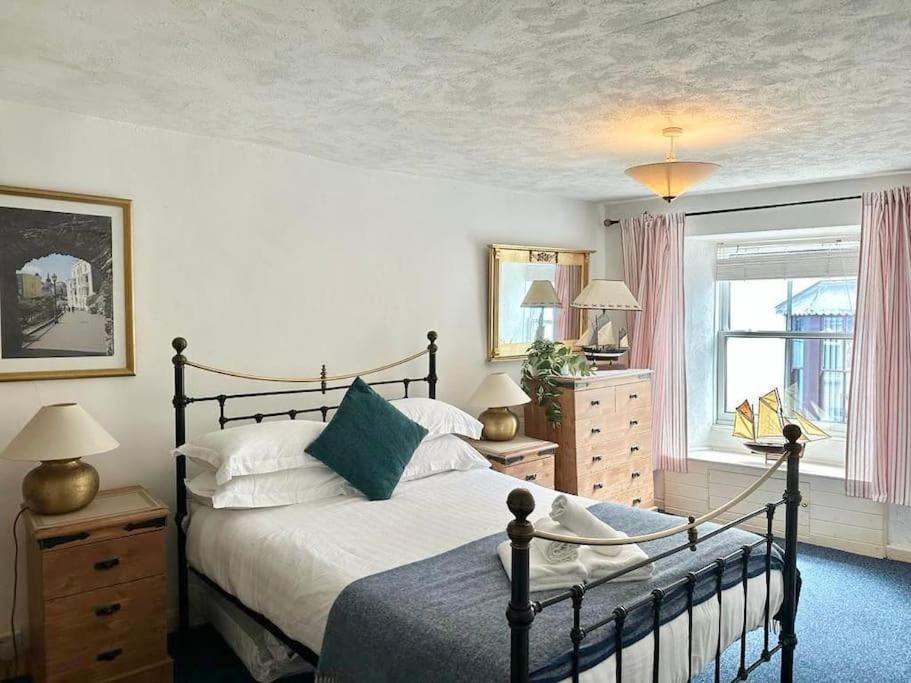 Ship Cottage Tenby Beach 50M Extérieur photo